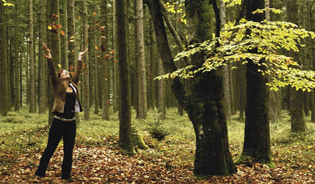 Sonja im Wald im Herbst [ (c) www.BilderBox.com, Erwin Wodicka, Siedlerzeile 3, A-4062 Thening, Tel. + 43 676 5103678.Verwendung nur gegen HONORAR, BELEG, URHEBERVERMERK nach AGBs auf bilderbox.com]