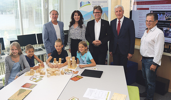 Bildungsminister Martin Polaschek (Mitte) besuchte die Private Pädagogische Hochschule der Diözese Linz. Dort demonstrierte Projektleiter Alois Bachinger (rechts) gemeinsam mit Schüler/innen die Funktionsweise des 'digi.case'.