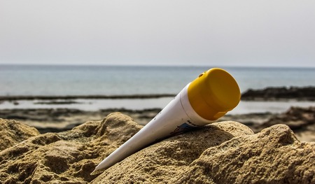 Sonnencreme am Sandstrand.