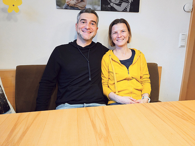 Maria Lang begleitet ihren Mann Florian bei seinen Nikolaus-Hausbesuchen.   