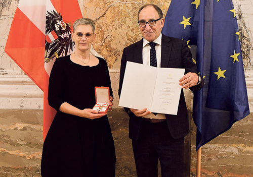 Goldenes Ehrenzeichen für Vera Juriatti: Bundesminister Johannes Rauch ehrte die Gründerin von mein-sternenkind.net. 