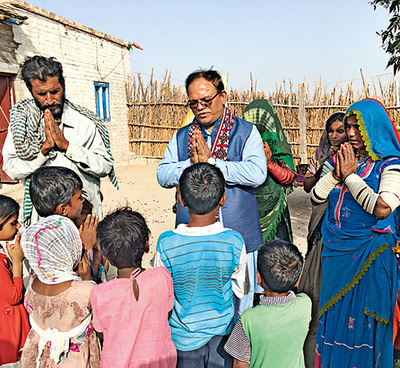 Samson Shukardin, Bischof im pakistanischen  Hyderabad, ist nah bei den Christen in den  Dörfern.  