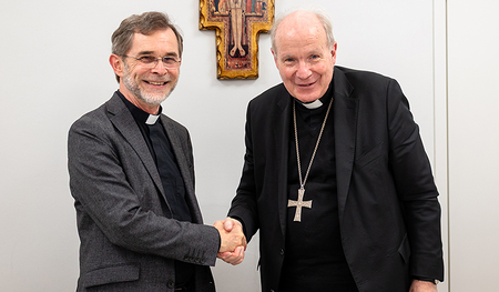 Der neu ernannte Erzbischof von Wien, Josef Grünwidl, mit seinem Amtsvorgänger Christoph Schönborn.  