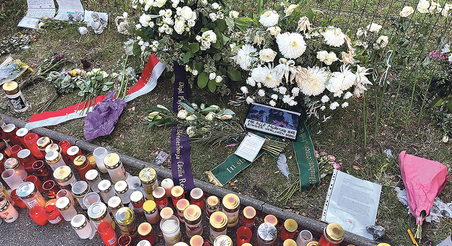 Kränze, Kerzen, Blumen und Abschiedsbriefe erinnern in der Dreierschützengasse in Graz an den gewaltsamen Tod von elf Menschen. „Was da passiert ist, ist mehr, als unsere Seelen fassen können“, sagt Notfallseelsorger Paul Nitsche.   