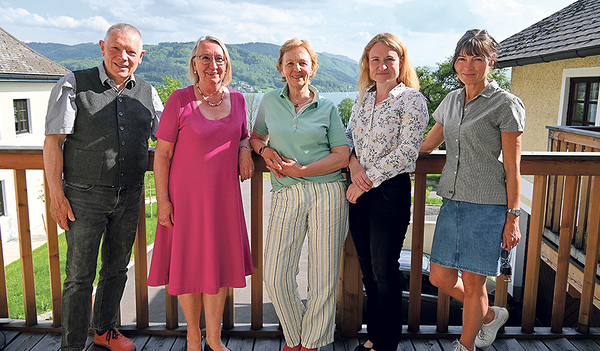 Pfarrassistent Markus Himmelbauer, (von links) Elisabeth Lohninger, Martina Brand, Karin Wimmer und Eva Ingerle auf dem Balkon des Pfarrhofs Seewalchen mit Blick auf den Attersee    