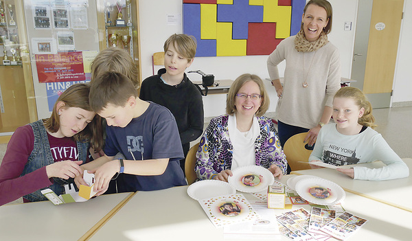 Die Neue Mittelschule der Franziskanerinnen in Vöcklabruck macht bei der Fastenaktion von FAMUNDI für Kinder in Bolivien mit. Anna-Maria Marschner (sitzend) stellt den Schüler/innen und deren Religionslehrerin Sabine Stelzhammer die MZaterialen vor: 