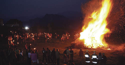 Stimmungsvolle Sonnwendfeier auf dem Feuerkogel.