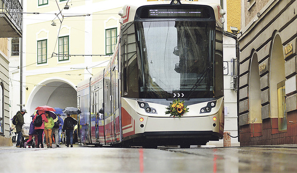 Die RegioTram von Gmunden nach Vorchdorf wurde am 1. September 2018 (im Regen) eröffnet. Die Förderung des öffentlichen Verkehrs ist ein wesentlicher Teil der Verkehrsplanung in Gmunden.   