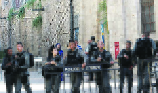 Israeli border policemen secure the area near the scene of the shooting attack, in Jerusalem's Old City July 14, 2017. REUTERS/Ammar Awad - RTX3BELR