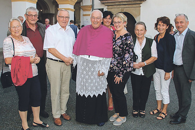 Eine Abordnung der Pfarre Kirchdorf am Inn gratuliert KonsR Bernhard Meisl. 