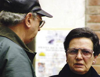 Mann und  Frau im GespraechMenschen, Gespr?ch, Gespraech, erz?hlen, erzaehlen, zuh?ren, zuhoeren, Alter, Brille, Senioren, Rentner, Pensionisten, tratschen, Tratsch, plaudern,  Zeit, Paar, Ehepaar, Nachbarn, FreundeCopyright (2000) by BilderBox; 