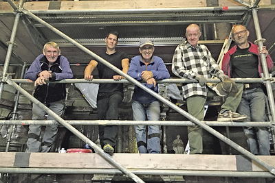 Fünf Bergprofis reinigten das Gerüst in der Lambacher Kirche.  