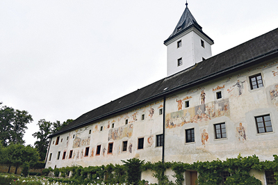 Freskengeschmückte Fassade des Schlosses Parz. 