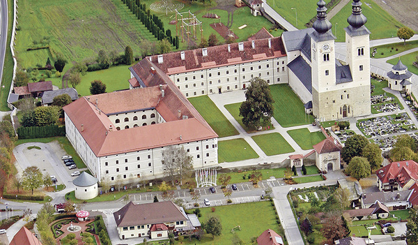 Ein Blick von oben auf das Gelände des Gurker Domes.