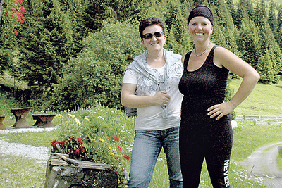 Keine Pflichten. Petra (links) genießt es, dass sie Irmi nicht helfen muss.  
