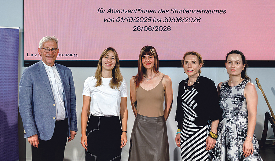 Von links: Bischofsvikar Johann Hintermaier mit den Preisträgerinnen Saskia Kamrad und Helena Sekot sowie Maria Reitter-Kollmann, Obfrau Diözesankunstverein, und Theresa Eschelbeck, Fachbereich Kunst, Diözese Linz. 