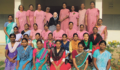 Sr. Johanna Brandstätter inmitten ihrer indischen Mitschwestern.