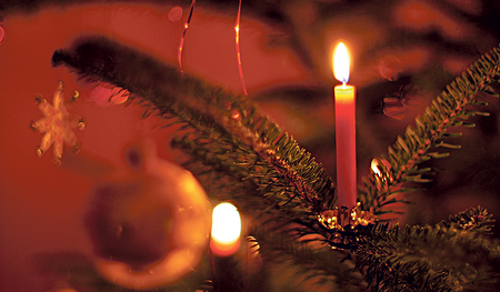 Im Advent kann die Trauer um einen verstorbenen Menschen wieder ganz präsent werden. Gleichzeitig Vorfreude auf Weihnachten zu empfinden, ist trotzdem legitim.