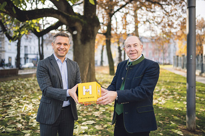 Sozial-Landesrat Wolfgang Hattmannsdorfer (links) gratuliert seinem Nachfolger im Hilfswerk, Max Hiegelsberger.