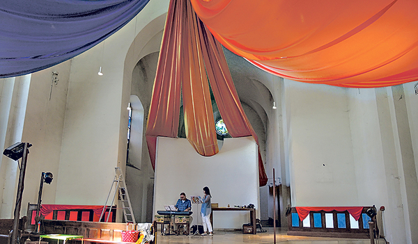 In der profanierten Kapuzinerkirche gab es 2021 ein Theaterprojekt, bald wird hier Gastronomie zu erleben sein. Wie Kirchen nutzen? Eine Lehrveranstaltung an der KU geht dieser Frage nach. 