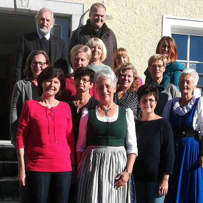 Altes und neues Team: neue Obfrau Franziska Sunzenauer (li vorne), daneben Maria Mittermayr (10 Jahre Obfrau) mit Team, Diözesanvertreterin Susanne Lammer und Vertreterinnen aus der Dekanatsleitung. Hinten: Bischofsvikar Vieböck und Kaplan Grgic