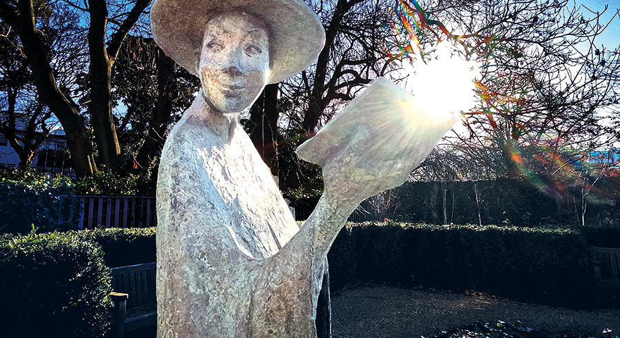 „Vollkommen sein heißt, sich oft gewandelt haben.“ Die Statue Kardinal John Henry Newmans steht in den Gärten des Literaturmuseums Dublin. Dort war früher das University College angesiedelt, dessen Gründungsrektor er war.