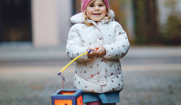 Der Gedenktag des heiligen Martin  am 11. November wird mit vielen  Bräuchen gefeiert. Warst du schon einmal  bei einem Laternenumzug mit dabei?    
