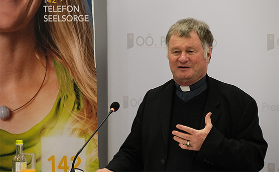 Bischof Manfred Scheuer bei der Pressekonferenz der Telefonseelsorge.