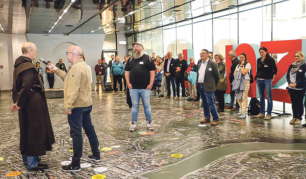 Die Teilnehmer:innen der Startveranstaltung stellten mithilfe des begehbaren Stadtplans im Alten Rathaus das Dekanat Linz-Mitte vor. 