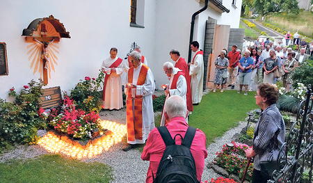 Den Abschluss des Jägerstätter-Gedenkens bildete eine Lichterprozession zur Grabstätte des Seligen und seiner Ehefrau Franziska.  