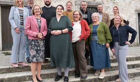 Das Kernteam, das den Prozess leitet, mit den Prozessbegleiter:innen Mayella Gabmann und Heinrich Brandstetter und der inhaltlichen Beauftragten Brigitte Gruber-Aichberger.