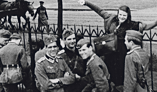 Am Münchner Ostbahnhof, 23. Juli 1942: Hubert Furtwänger, Hans Scholl, Raimund Samüller, Sophie Scholl und Alexander Schmorell (v. l. n. r.).  