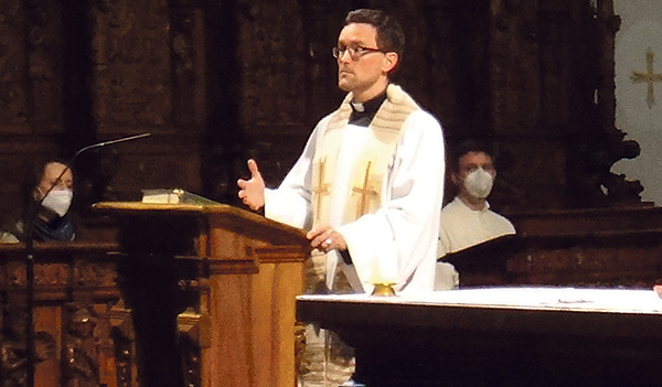 Regens Michael Münzner bei der Predigt in der Ignatiuskirche  