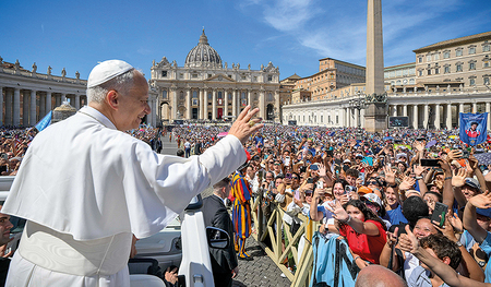 Papst Leo XIV. grüßt die Menschen vor der Messe zur Heiligsprechung von Pier Giorgio Frassati und Carlo Acutis am 7. September 2025 auf dem Petersplatz im Vatikan.