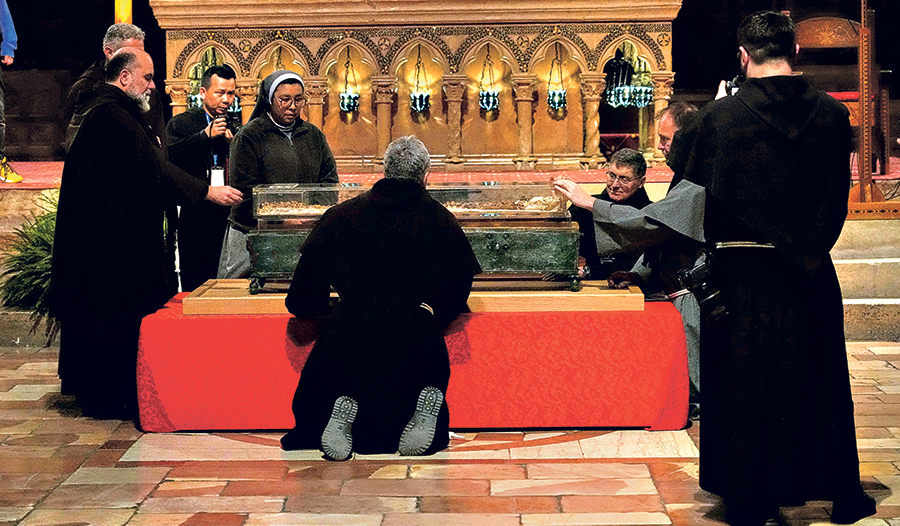 Letzten Sonntag begann die öffentliche Ausstellung der Knochen des heiligen Franz von Assisi in einem durchsichtigen Reliquienbehälter in der Unterkirche der Basilika San Francesco. 