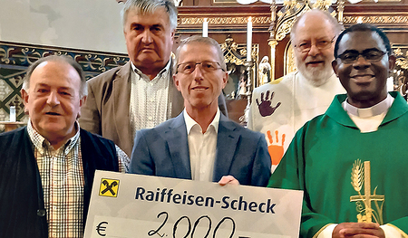 Bei der Spendenübergabe. 
