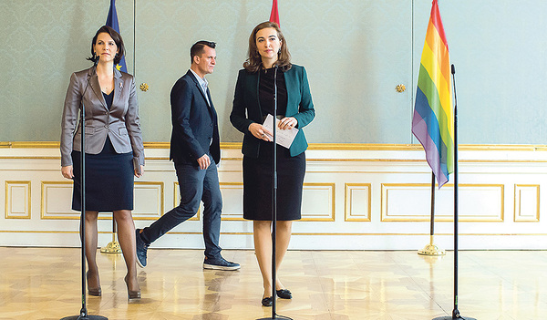 Ihren Entwurf ein Sterbeverfügungsgesetz präsentierten Verfassungsministerin Karoline Edtstadler, Gesundheitsminis- ter Wolfgang Mückstein und Justizministerin Alma Zadic. 