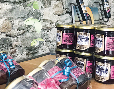... kocht im Klosterkeller Marmelade ein.