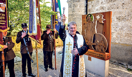 Nach dem Gottesdienst hat Bischof Manfred Scheuer stellvertretend für den gesamten Weg die 3. Station gesegnet. Diese Station zeigt den heiligen Florian und steht unter dem Motto „Heiliger Florian – be-‚geist‘-ert und entflammt“