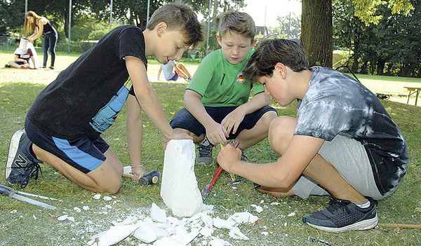 Florian, Leon und Konstantin bereiten sich auf die Talenteshow beim Jungscharlager vor. 