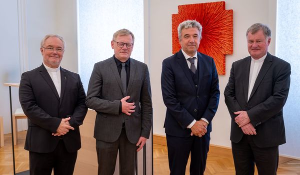 Von links: Generalvikar Univ.-Prof. em. DDr. Severin Lederhilger OPraem, Rektor Univ.-Prof. Dr. Christoph Niemand, Univ.-Prof. Dr. Michael Fuchs, Bischof Dr. Manfred Scheuer