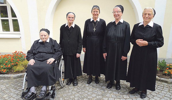 Sr. Edelburg Mayr aus Wien, Sr. Judith Süss aus Braunau, Sr. Caritas Karner aus Kaumberg (NÖ) und Sr. Corona Hattinger aus Schlüßlberg (im Bild von links nach rechts, in der Mitte Priorin Hanna Jurman)