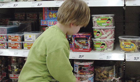 Kind im Supermarkt / Child in the supermarket [ (c) www.bilderbox.com, Erwin Wodicka, Siedlerzeile 3, A - 4062 Thening, Tel. +43 676 5103678. Verwendung nur gegen HONORAR, BELEG, URHEBERVERMERK und den AGBs auf bilderbox.com] (in an im auf als and be
