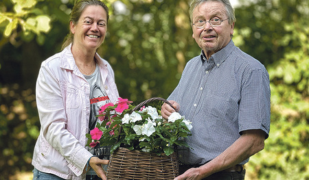 Kirchzenzeitungsredakteurin Elisabeth Leitner-Litzlbauer mit dem Jubilar Franz Julius Brock    