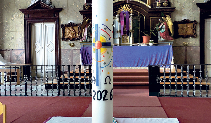 Die von Herrn F. gestaltete Osterkerze. In der Justizanstalt fand der Ostergottesdienst bereits am Gründonnerstag am Nachmittag statt.  