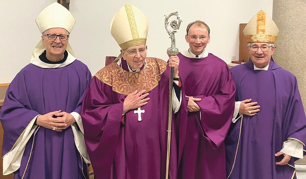 Abtprimas Gregory Polan (von links), Kardinal Kurt Koch, seit der Diakonenweihe – Pater – Anselm ­Demattio und Abt Ambros Ebhart.   