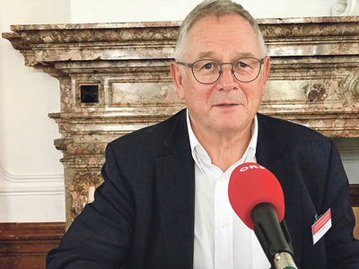 Ruhig, mitunter aber mit feinem Humor führt ­Helmut Obermayr traditionell durch die ­Ökumenische Sommerakademie. 