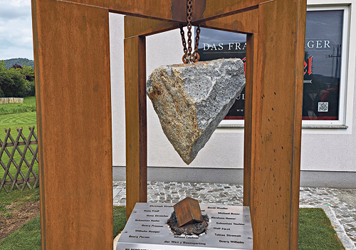 Das Denkmal „Seid wachsam“ von Maria Moser.  