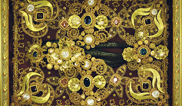 Hand der Hl. Anna, verziert mit Golddrähten und Edelsteinen. Es handelt sich hierbei um eine 18x24 cm große Anrührungsreliquie aus Wachs, das Original stammt aus dem 18. Jahrhundert.