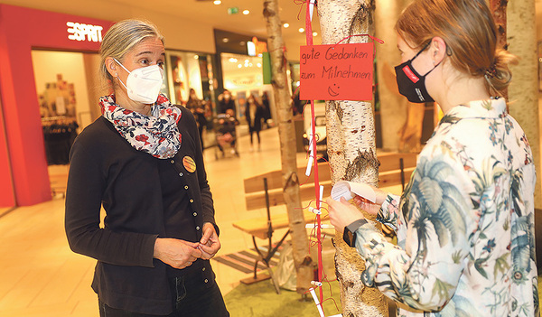 Seelsorge in der Shopping City Wels. Gute Gedanken können als seelische Bestärkung von einem Baum gepflückt werden.  